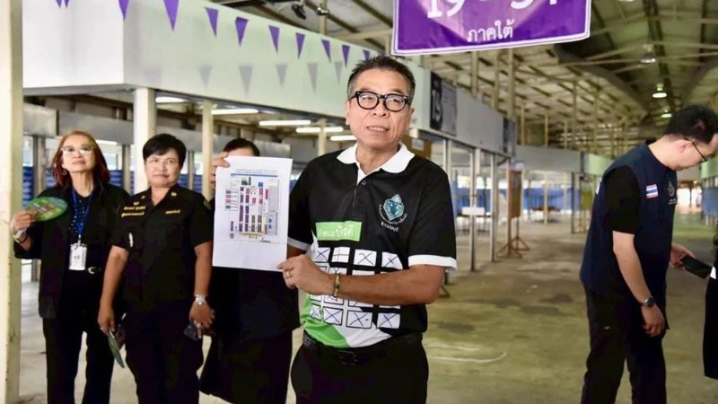 Tổng Thư ký Ủy ban Bầu cử Thái Lan đi kiểm tra công tác chuẩn bị cho cuộc bỏ phiếu sớm tại quận Bang Kapi, thuộc thủ đô Bangkok. (Ảnh: Ủy ban Bầu cử Thái Lan)