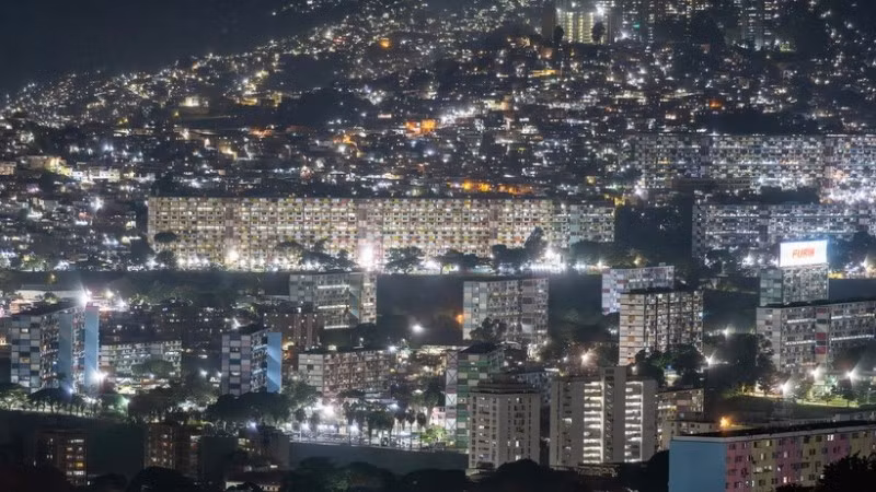 Quang cảnh thủ đô Caracas, Venezuela tối 8/12/2025. (Nguồn: THX/TTXVN) 