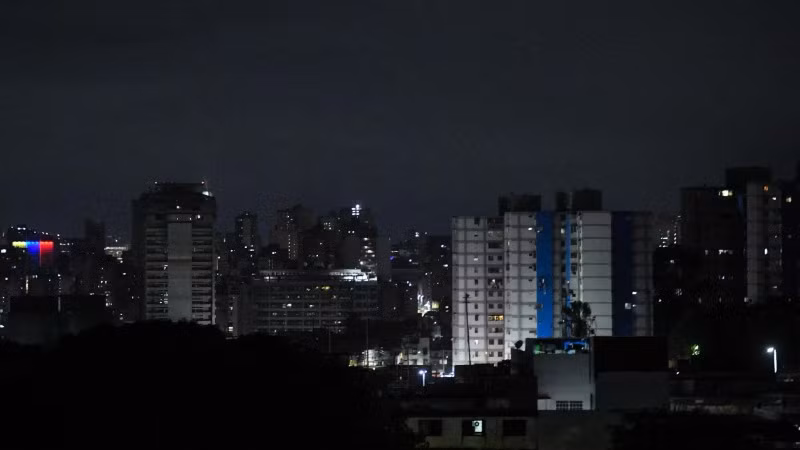 Quang cảnh thủ đô Caracas của Venezuela rạng sáng 3/1/2026. (Ảnh: THX/TTXVN)