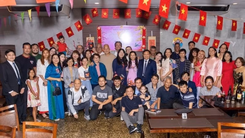 Các đại biểu tham dự chương trình Xuân Quê hương chụp ảnh kỷ niệm. (Ảnh do Đại sứ quán Việt Nam tại Brazil cung cấp)