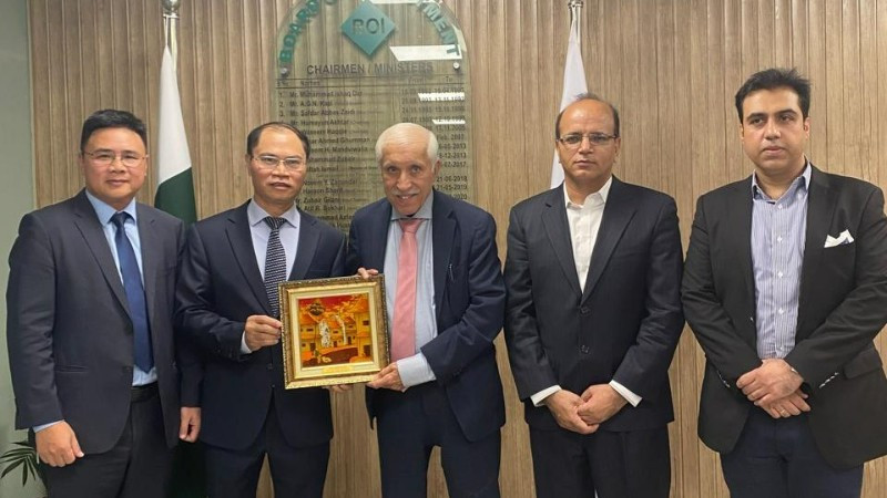 Đại sứ Việt Nam Phạm Anh trao quà tặng Bộ trưởng Qaiser Ahmed Sheikh. (Ảnh: Đại sứ quán Việt Nam tại Pakistan)