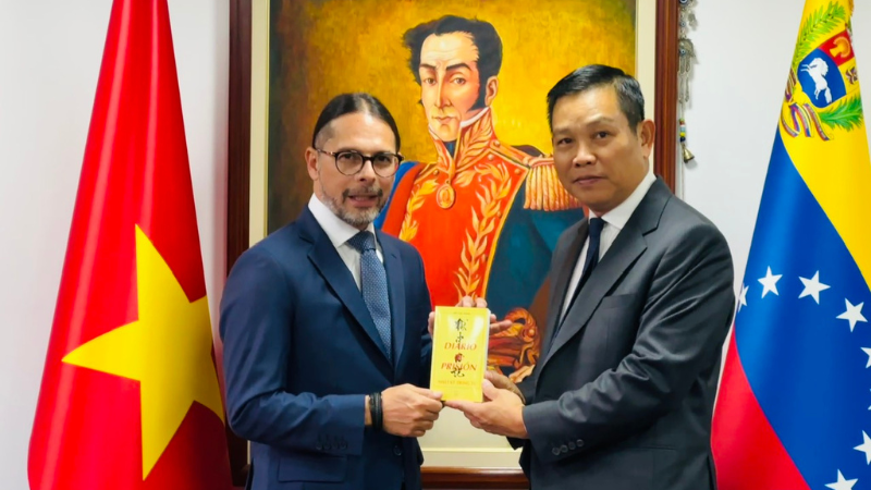 Đại sứ Vũ Trung Mỹ tặng Phó Tổng thống Freddy Nánez tập thơ “Nhật ký trong tù” của Chủ tịch Hồ Chí Minh được dịch sang tiếng Tây Ban Nha. (Ảnh: Đại sứ quán Việt Nam tại Venezuela)