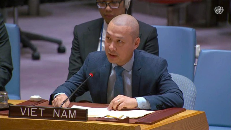 Công sứ Nguyễn Hoàng Nguyên, Đại biện lâm thời Phái đoàn thường trực Việt Nam tại Liên hợp quốc (New York) phát biểu tại phiên họp.