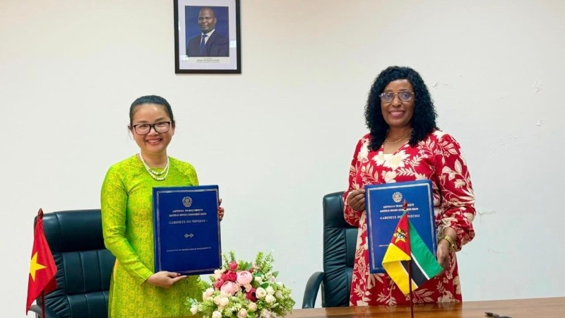 Đại sứ Trần Thị Thu Thìn và Bộ trưởng Giáo dục và Văn hóa Mozambique Samaria Tovela ký Hiệp định giữa hai Chính phủ về hợp tác trong lĩnh vực giáo dục đại học.