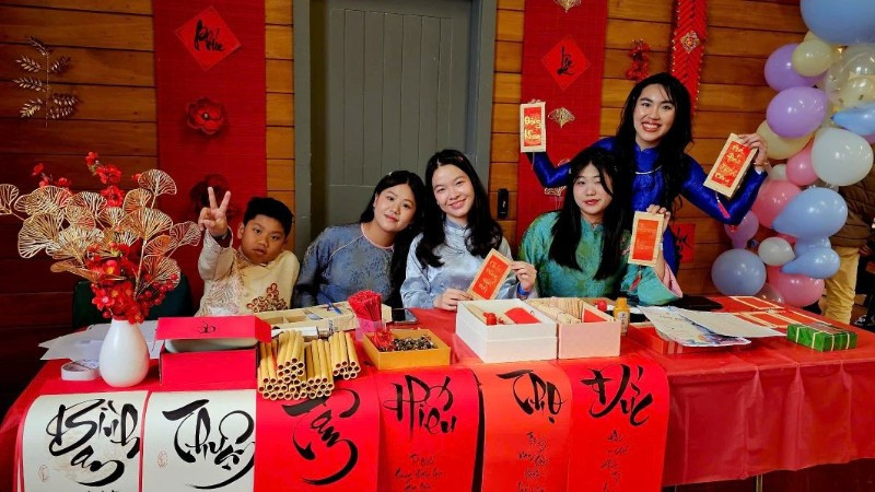 Chương trình Tết Việt 2026 được chuẩn bị công phu, thu hút bà con kiều bào, người lớn cũng như trẻ nhỏ.