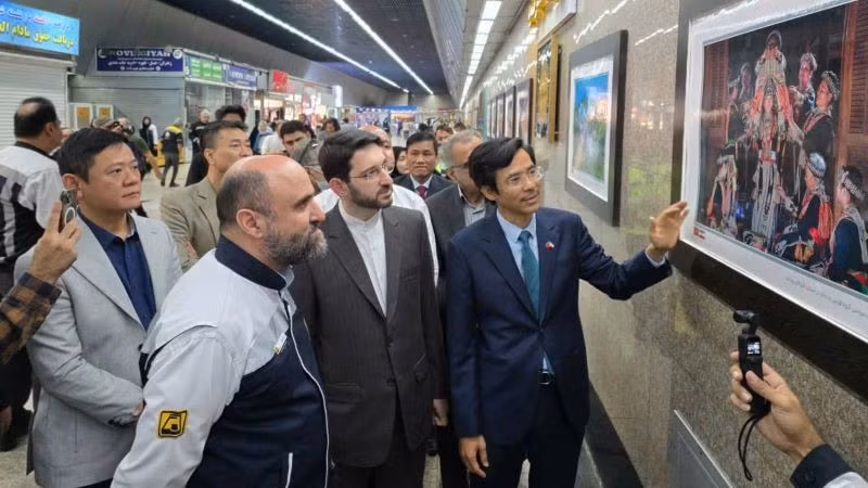 Đại sứ Nguyễn Lương Ngọc giới thiệu các bức ảnh trưng bày tại triển lãm cho các đại biểu tham dự lễ khai mạc. (Ảnh: Đại sứ quán Việt Nam tại Iran)