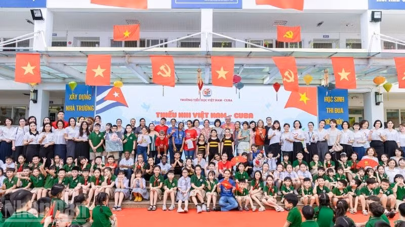 Các đại biểu và học sinh hai nước Việt Nam-Cuba chụp ảnh kỷ niệm tại chương trình giao lưu.