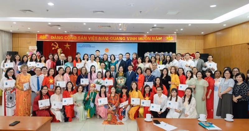 Ban tổ chức và các thầy cô giáo tham gia khóa tập huấn giảng dạy tiếng Việt cho giáo viên người Việt Nam ở nước ngoài năm 2025 chụp ảnh kỷ niệm. (Ảnh: KHÁNH LINH)