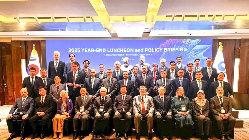 Bộ trưởng Nội vụ và An toàn Hàn Quốc Yun Hojung chụp ảnh kỷ niệm với các đại sứ, đại biện các nước tại Hàn Quốc. (Ảnh: Đại sứ quán Việt Nam tại Hàn Quốc)