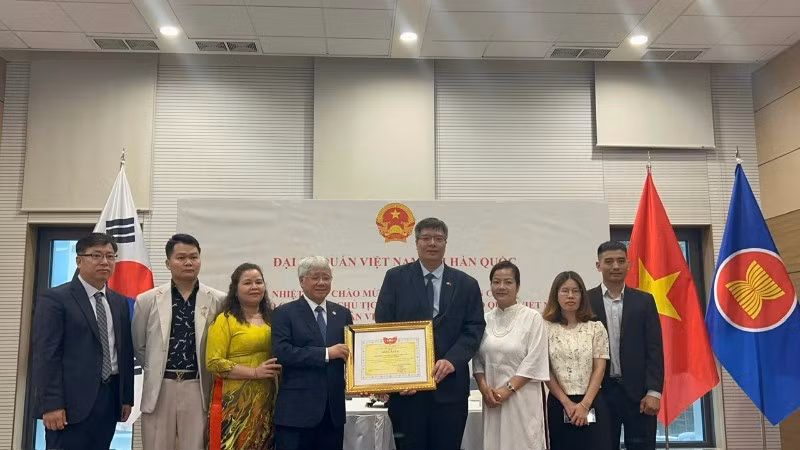Chủ tịch Ủy ban Trung ương Mặt trận Tổ quốc Việt Nam Đỗ Văn Chiến trao Bằng khen tặng tập thể Hiệp hội Doanh nhân và Đầu tư Việt Nam-Hàn Quốc. (Ảnh: VKBIA)