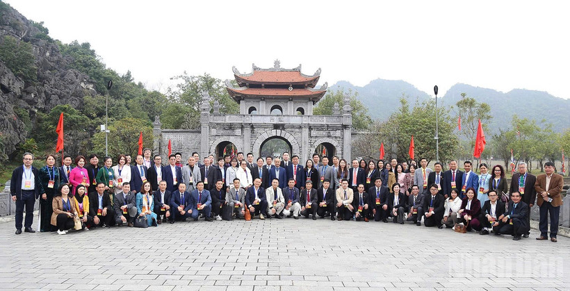 Đoàn kiều bào tiêu biểu thăm cố đô Hoa Lư và chụp ảnh kỷ niệm tại đền thờ 