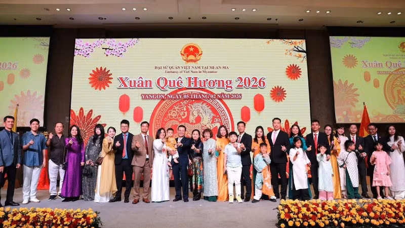 Đại biểu tham dự chương trình Xuân Quê hương 2026 tại Myanmar chụp ảnh kỷ niệm. (Ảnh do Đại sứ quán Việt Nam tại Myanmar cung cấp)