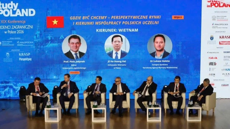 Đại sứ Hà Hoàng Hải (thứ 3 từ trái sang) tham dự và thảo luận tại phiên toàn thể Hội thảo. (Ảnh: Đại sứ quán Việt Nam tại Ba Lan)