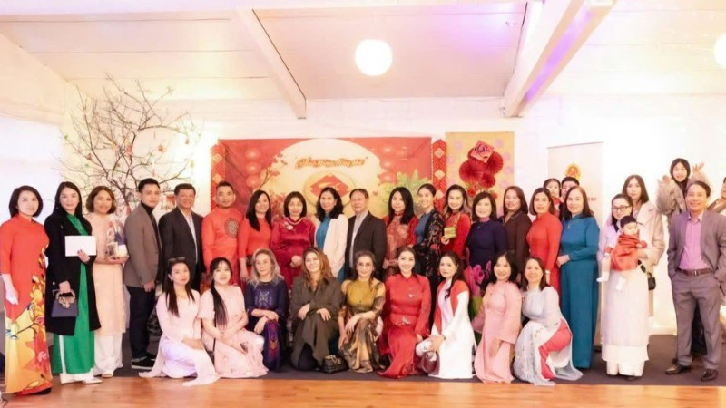 Đại biểu tham dự chương trình Xuân Quê hương chụp ảnh kỷ niệm.