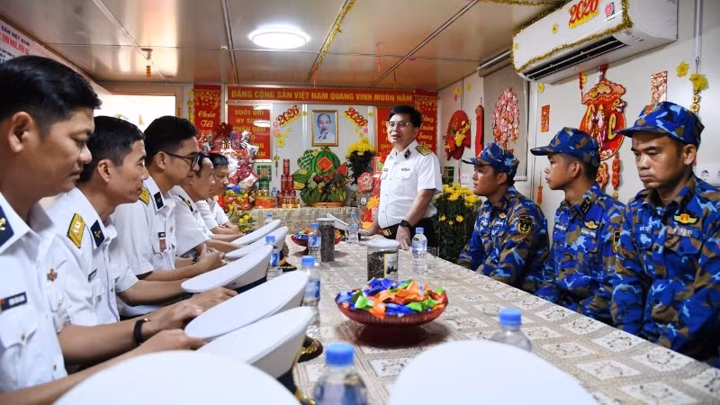 Chuẩn Đô đốc Trịnh Xuân Tùng ân cần thăm hỏi, động viên cán bộ, chiến sĩ Tàu 627. (Ảnh do Vùng 5 Hải quân cung cấp) 