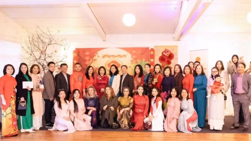 Đại biểu tham dự chương trình Xuân Quê hương chụp ảnh kỷ niệm.