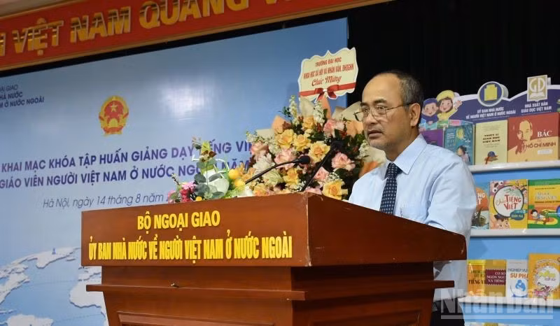 Ông Nguyễn Trung Kiên - Chủ nhiệm Ủy ban Nhà nước về người Việt Nam ở nước ngoài phát biểu khai mạc khóa học. 