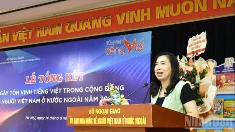 Thứ trưởng Ngoại giao Lê Thị Thu Hằng phát biểu tại Lễ tổng kết Ngày Tôn vinh tiếng Việt trong cộng đồng người Việt Nam ở nước ngoài năm 2025.