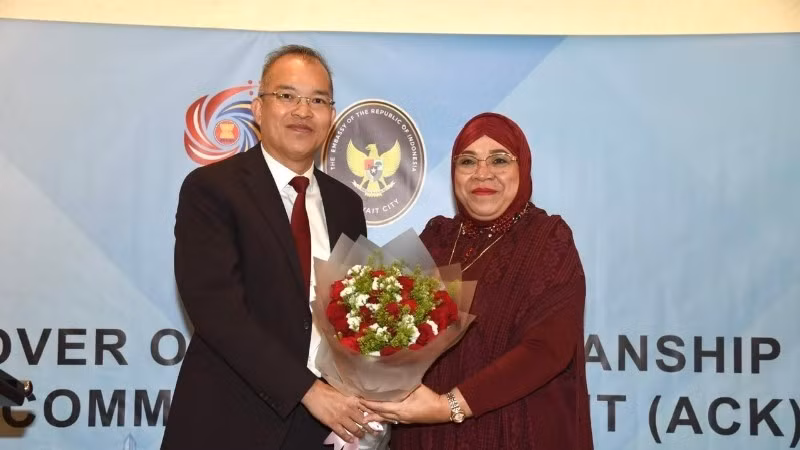 Đại sứ Nguyễn Đức Thắng bàn giao chức Chủ tịch Ủy ban ASEAN tại Kuwait cho bà Lena Maryana - Đại sứ Indonesia tại Kuwait. (Ảnh: Đại sứ quán Việt Nam tại Kuwait)