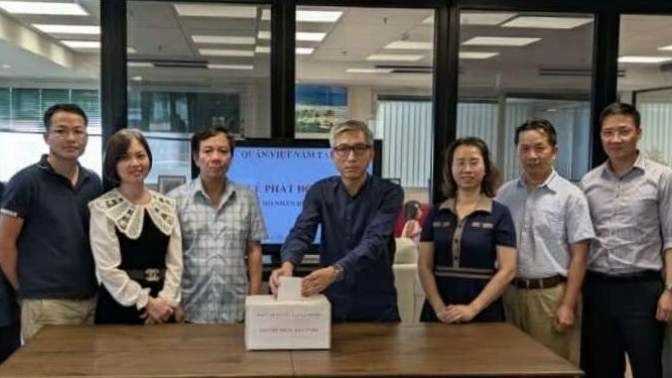 Đại sứ Lý Trung Đức quyên góp ủng hộ tại lễ phát động. (Ảnh: TTXVN)