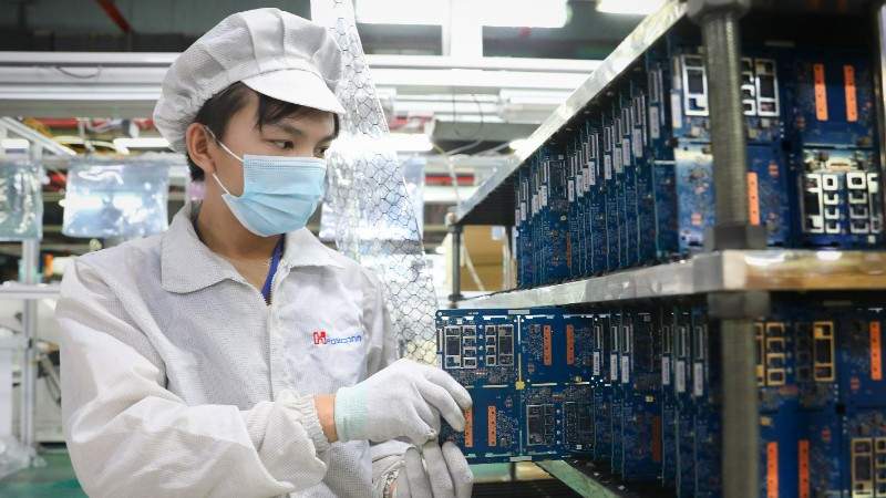 Sản xuất linh kiện điện tử tại khu công nghiệp – một trong những ngành mũi nhọn của tổ hợp công nghiệp vùng. 