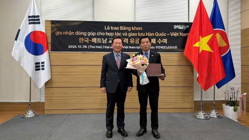 Chủ tịch huyện Bonghwa (Hàn Quốc) Park Hyeon Guk đã trao Kỷ niệm chương tặng Đại sứ Việt Nam tại Hàn Quốc Vũ Hồ. 