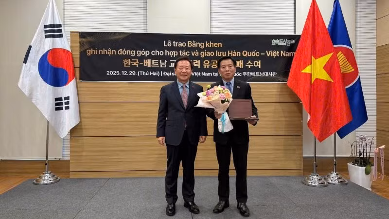 Chủ tịch huyện Bonghwa (Hàn Quốc) Park Hyeon Guk đã trao Kỷ niệm chương tặng Đại sứ Việt Nam tại Hàn Quốc Vũ Hồ. 