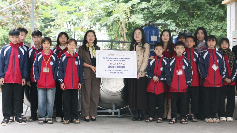 Đại diện nhà tài trợ trao tặng quà cho thầy và trò Trường Dân tộc nội trú trung học cơ sở và trung học phổ thông Vĩnh Phúc.