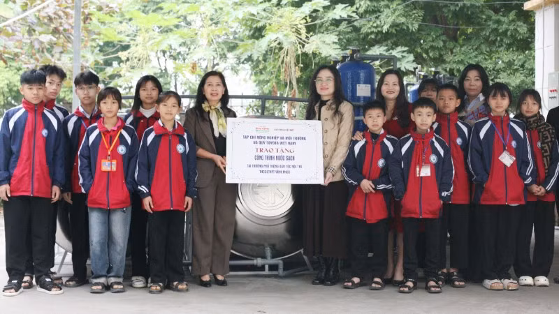 Đại diện nhà tài trợ trao tặng quà cho thầy và trò Trường Dân tộc nội trú trung học cơ sở và trung học phổ thông Vĩnh Phúc.