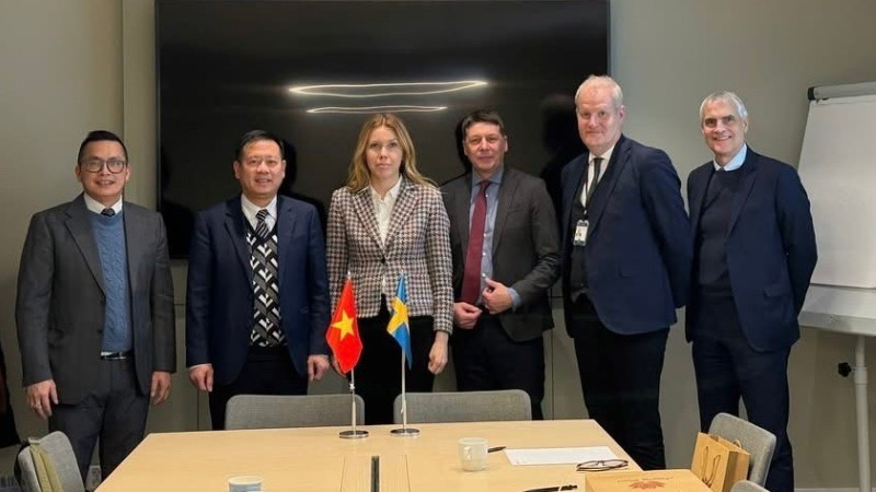 Đại sứ Trần Văn Tuấn và bà Michaela Hollis, Quốc vụ khanh phụ trách lĩnh vực chăm sóc sức khỏe, Bộ Y tế và Các vấn đề xã hội Thụy Điển cùng các đồng nghiệp. (Ảnh: Đại sứ quán Việt Nam tại Thụy Điển)