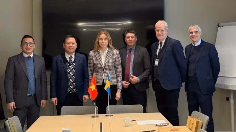 Đại sứ Trần Văn Tuấn và bà Michaela Hollis, Quốc vụ khanh phụ trách lĩnh vực chăm sóc sức khỏe, Bộ Y tế và Các vấn đề xã hội Thụy Điển cùng các đồng nghiệp. (Ảnh: Đại sứ quán Việt Nam tại Thụy Điển)