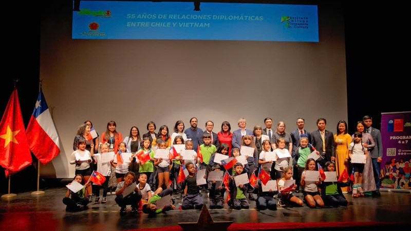 31 em học sinh trường Tiểu học Fray Camilo Henríquez được Đại sứ Nguyễn Việt Cường trao Giấy chứng nhận Đại sứ Hòa bình. 