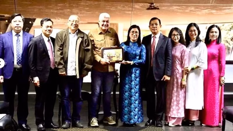 Đoàn công tác trao quà và chụp ảnh kỷ niệm với Phó Chủ tịch Đảng Xã hội chủ nghĩa Thống nhất Venezuela, Trưởng Ban Tư tưởng và Đào tạo Trung ương Eduardo Piñera. (Ảnh: Đại sứ quán Việt Nam tại Venezuela)