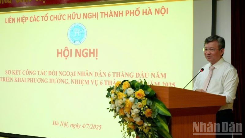 Chủ tịch Liên hiệp các tổ chức hữu nghị thành phố Hà Nội Nguyễn Ngọc Kỳ phát biểu tại hội nghị. (Ảnh: KHÁNH LAN)