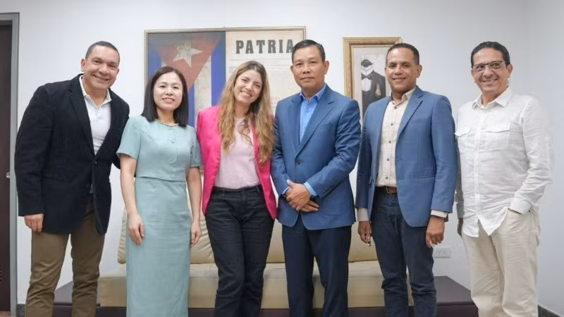 Đại sứ Vũ Trung Mỹ (thứ 3 từ phải qua) và Chủ tịch TELESUR Patricia Villegas (áo hồng) cùng lãnh đạo TELESUR chụp ảnh kỷ niệm. (Ảnh: Đại sứ quán Việt Nam tại Venezuela)