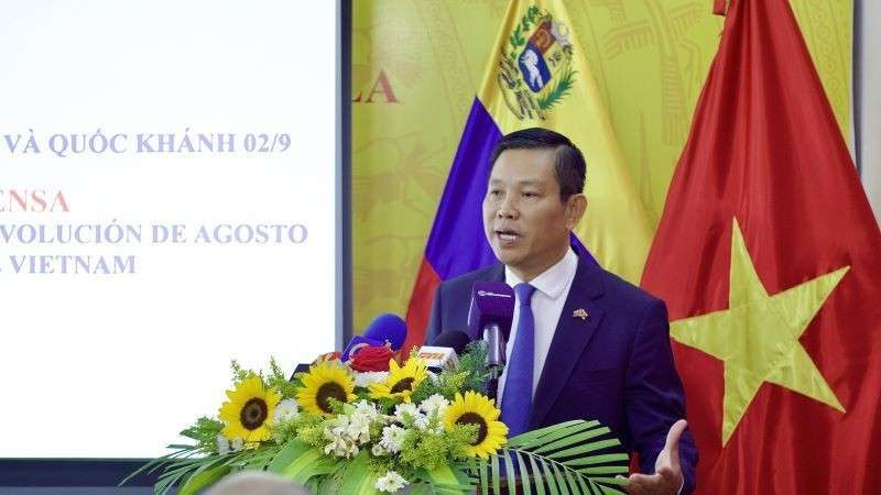 Đại sứ Vũ Trung Mỹ phát biểu tại buổi họp báo. (Ảnh: Đại sứ quán Việt Nam tại Venezuela)