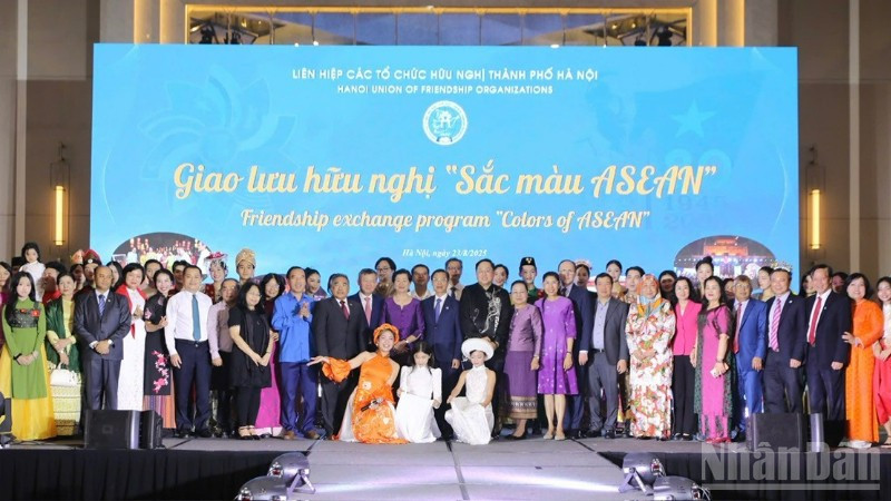 Các đại biểu tham dự chương trình giao lưu hữu nghị " Rực rỡ ASEAN" chụp ảnh kỷ niệm. (Ảnh: KHÁNH LAN)