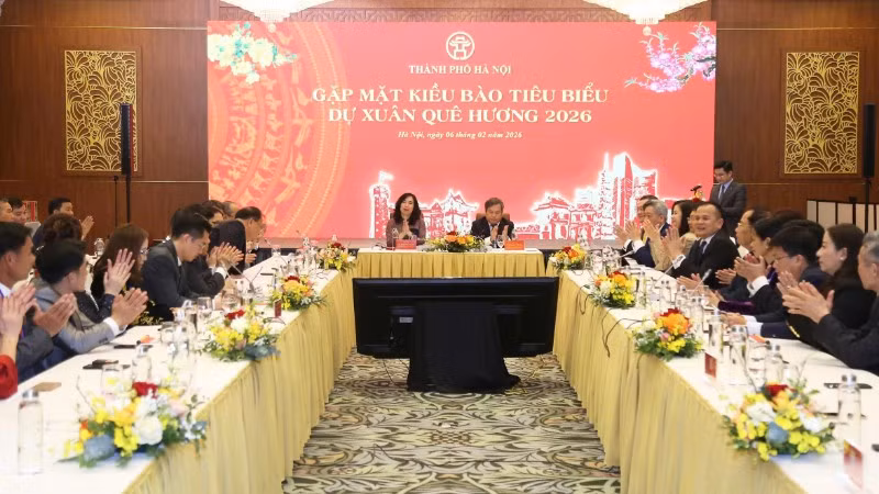 Toàn cảnh buổi gặp mặt đoàn kiều bào tiêu biểu về dự chương trình Xuân Quê hương 2026.