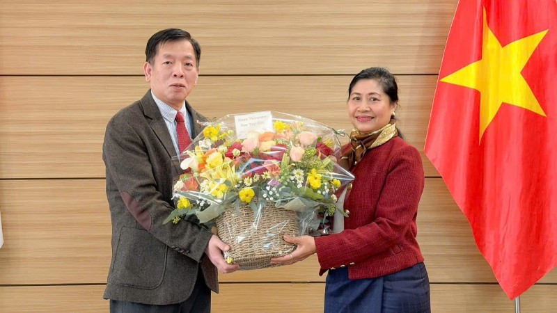 Đại sứ Lào tại Hàn Quốc Kaymany Ourlaboune tặng hoa chúc mừng Đại sứ Vũ Hồ và cán bộ Đại sứ quán Việt Nam tại Hàn Quốc nhân dịp Tết Nguyên đán Bính Ngọ 2026.