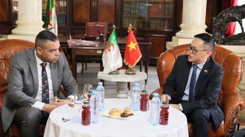 Đại sứ Việt Nam tại Algeria Trần Quốc Khánh trao đổi với lãnh đạo tỉnh Oran. (Ảnh do Đại sứ Việt Nam tại Algeria cung cấp)