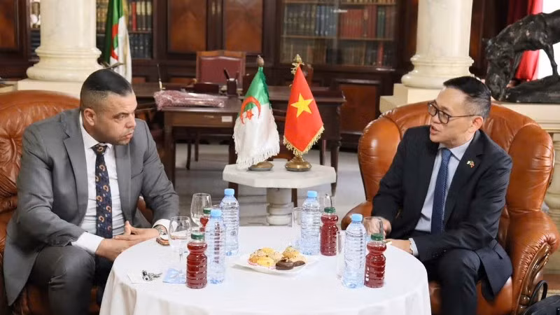Đại sứ Việt Nam tại Algeria Trần Quốc Khánh trao đổi với lãnh đạo tỉnh Oran. (Ảnh do Đại sứ Việt Nam tại Algeria cung cấp)