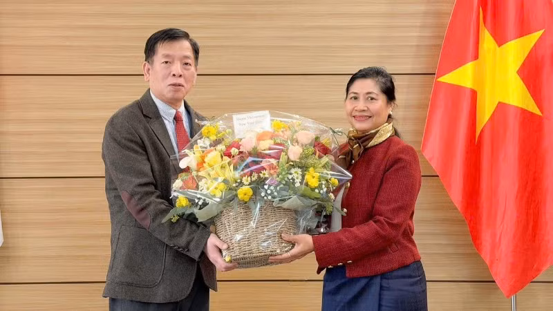 Đại sứ Lào tại Hàn Quốc Kaymany Ourlaboune tặng hoa chúc mừng Đại sứ Vũ Hồ và cán bộ Đại sứ quán Việt Nam tại Hàn Quốc nhân dịp Tết Nguyên đán Bính Ngọ 2026.
