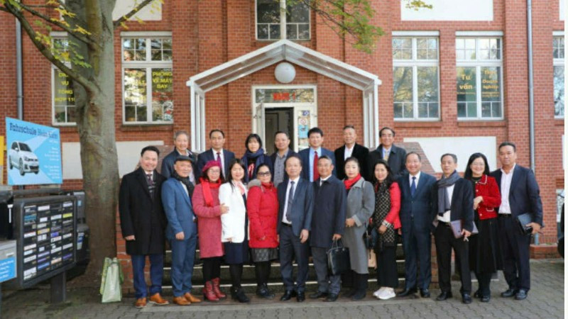 Đoàn công tác chụp ảnh kỷ niệm tại Trung tâm thương mại Đồng Xuân Berlin. (Ảnh: Đại sứ quán Việt Nam tại Cộng hòa Liên bang Đức)