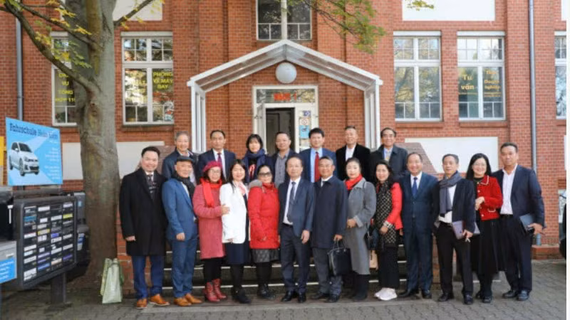 Đoàn công tác chụp ảnh kỷ niệm tại Trung tâm thương mại Đồng Xuân Berlin. (Ảnh: Đại sứ quán Việt Nam tại Cộng hòa Liên bang Đức)