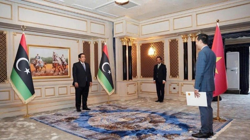 Đại sứ Nguyễn Nam Dương trình Thư ủy nhiệm của Chủ tịch nước Lương Cường lên Chủ tịch Hội đồng Tổng thống Libya, ông Mohamed al-Menfi. (Ảnh: Đại sứ Việt Nam tại Ai Cập)