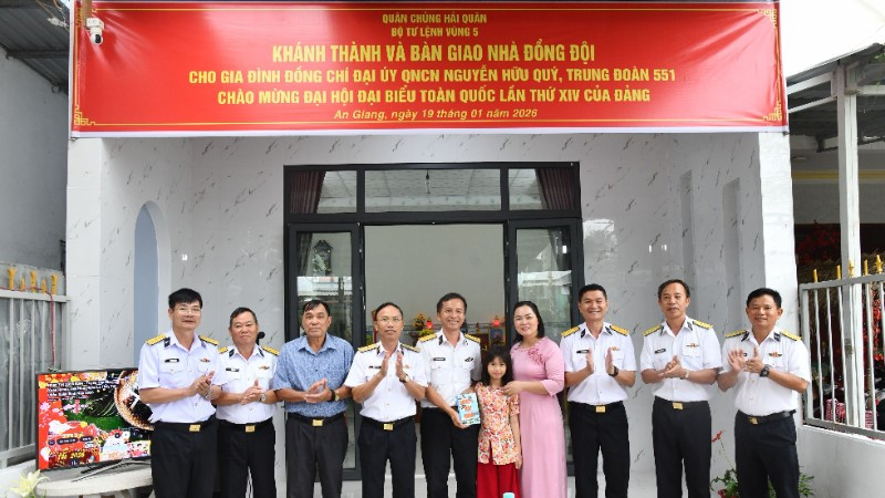 Chuẩn Đô đốc Ngô Văn Thành và đại diện lãnh đạo đơn vị bàn giao nhà đồng đội cho gia đình Đại úy quân nhân chuyên nghiệp Phạm Hữu Quý. (Ảnh: Vùng 5 Hải quân cung cấp)