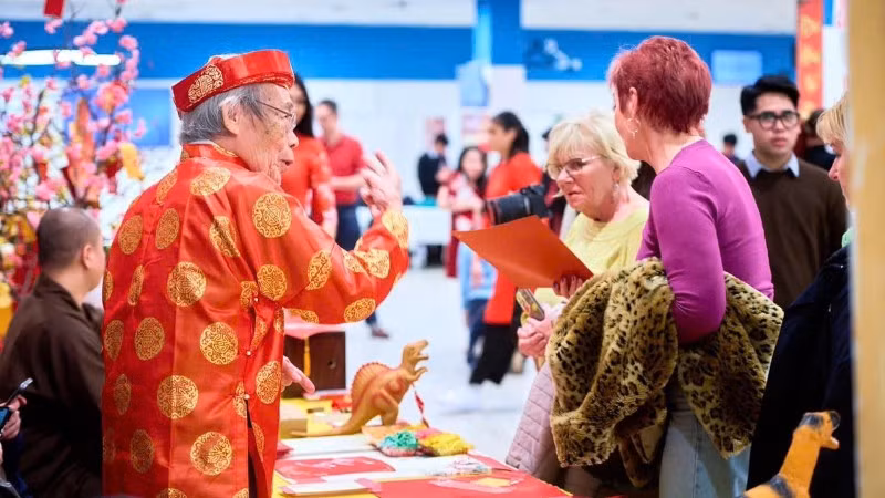 Không gian Xuân quê hương được trang trí đậm sắc Xuân với cành đào, cành mai, câu đối đỏ, mâm ngũ quả và các khu vực quen thuộc như góc thư pháp,