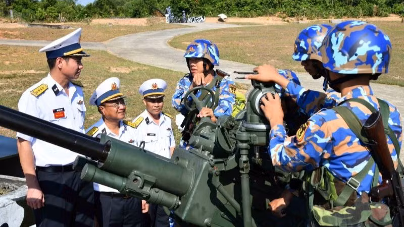 Đồng chí Tham mưu trưởng Vùng 5 Hải quân kiểm tra nhận thức của bộ đội về nhiệm vụ trực Tết. (Ảnh do Vùng 5 Hải quân cung cấp)