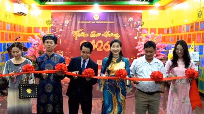 Đại sứ Trần Anh Vũ và các đại biểu cắt băng khai trương Không gian văn hóa Việt Nam. (Ảnh do Đại sứ quán Việt Nam tại Brunei Darussalam cung cấp)