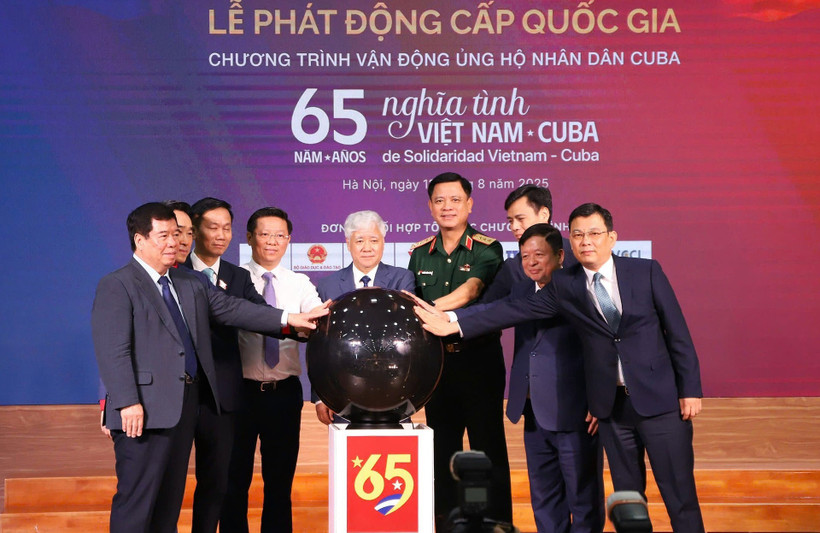 Chủ tịch Ủy ban Trung ương Mặt trận Tổ quốc Việt Nam Đỗ Văn Chiến cùng các đại biểu bấm nút phát động chương trình vận động ủng hộ nhân dân Cuba với chủ đề "65 năm nghĩa tình Việt Nam-Cuba". (Ảnh: Báo Đại đoàn kết)